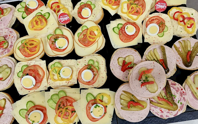 Belegte Brötchen mit Wurst oder Käse, Essiggurken, Ei, Paprika und Tomate