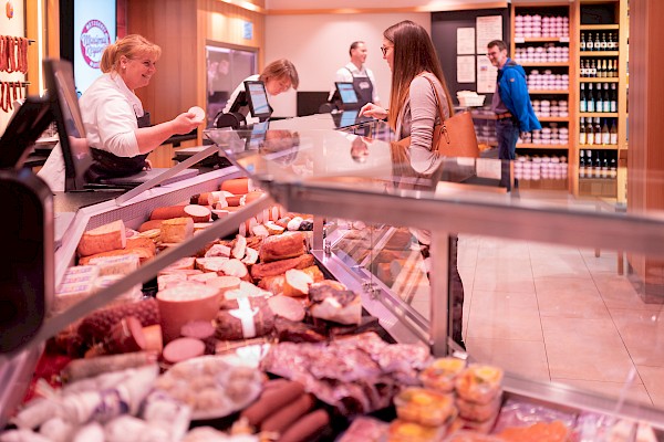 Das Bild zeigt eine Großaufnahme der Filiale in Pleidelsheim. Zwei Kunden werden bedient.