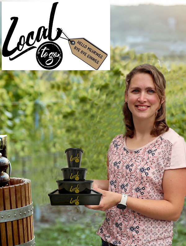Eine Frau hält das Mehrwegsystem von Local To Go in der Hand und lächelt in die Hamera. An oberen Rand des Bildes wird das Logo der Firma gezeigt.